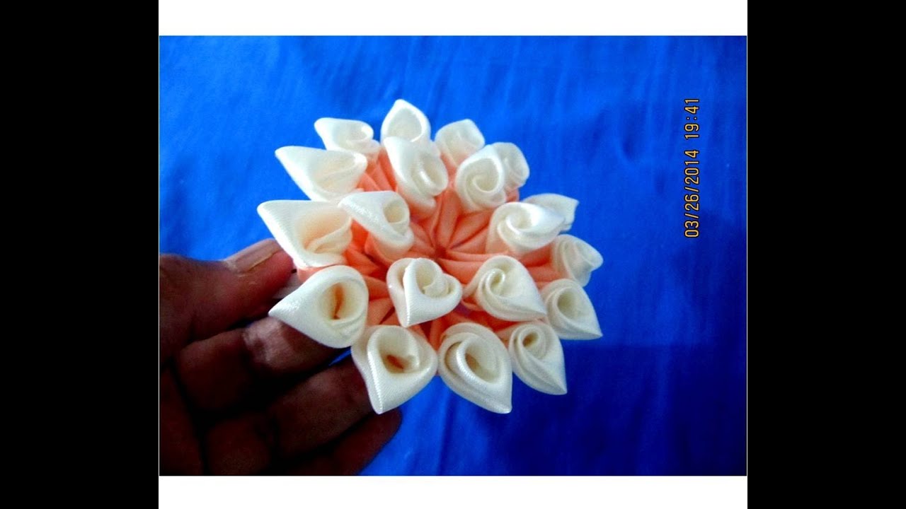 Flores kanzashi hermosos pétalos de dos colores en cintas para el cabello
