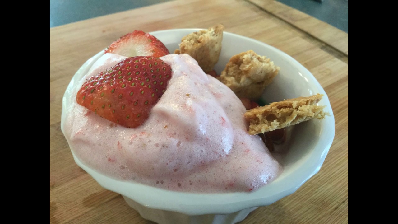 tartare de fraise, crumble et gelée de menthe / Strawberry tartare, crumble with mint jelly