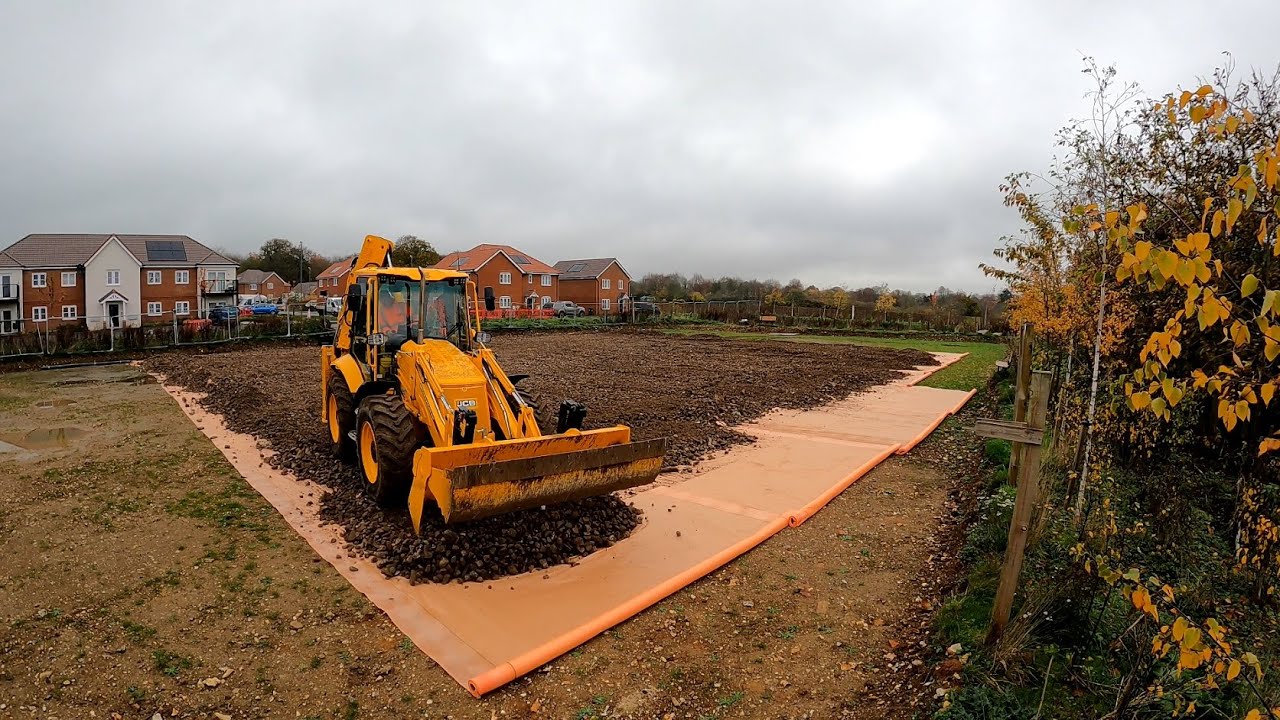 Выталкивание камней с помощью JCB 4CX