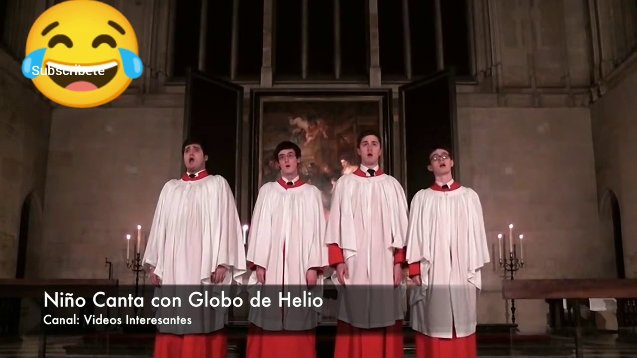 monaguillo canta con globo de helio