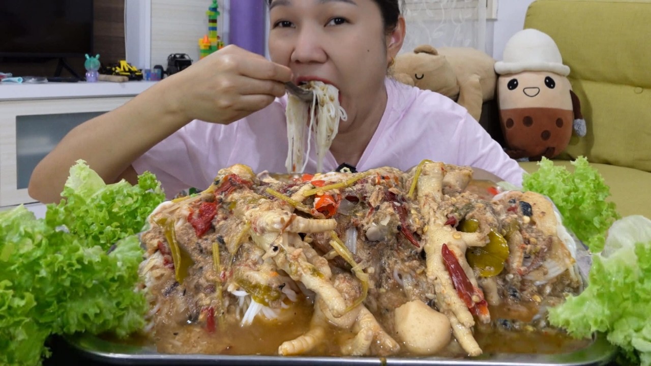 นซดขนมจีนน้ำยาป่าใส่ตีนไก่เปื่อยแบบรูดปื้ดแซ่บมากนัวดับสะตอถั่วงอก