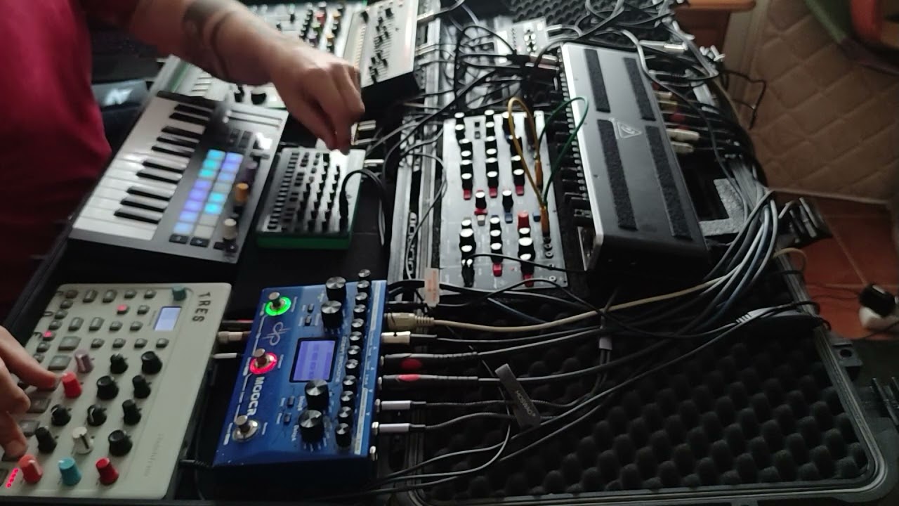 Molvizario 04.a Live Dub Techno jam, DAWless. Roland TR8, Juno 06a, Roland S1, model cycles