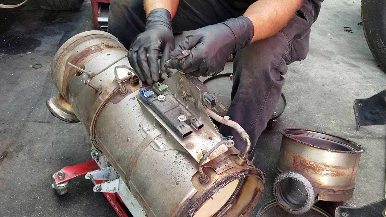 Cummins M2 engine DPF filter cracked.