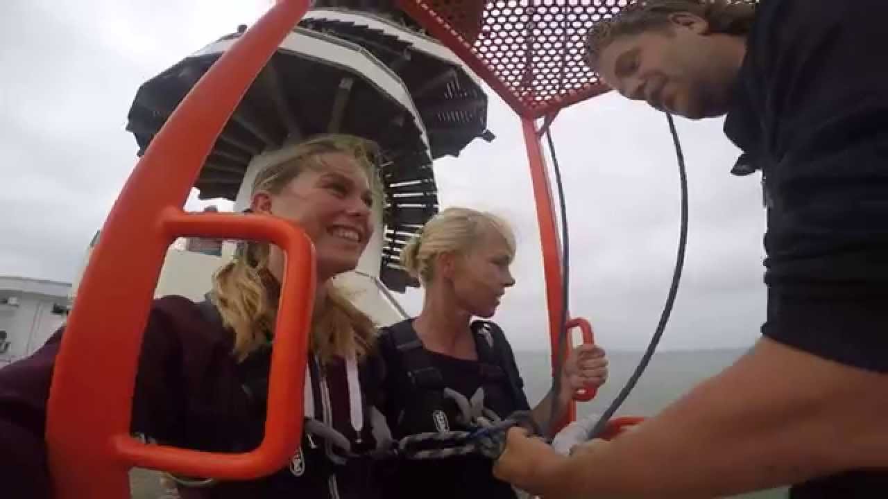 Marieke en Joyce Bungy Jump in Scheveningen