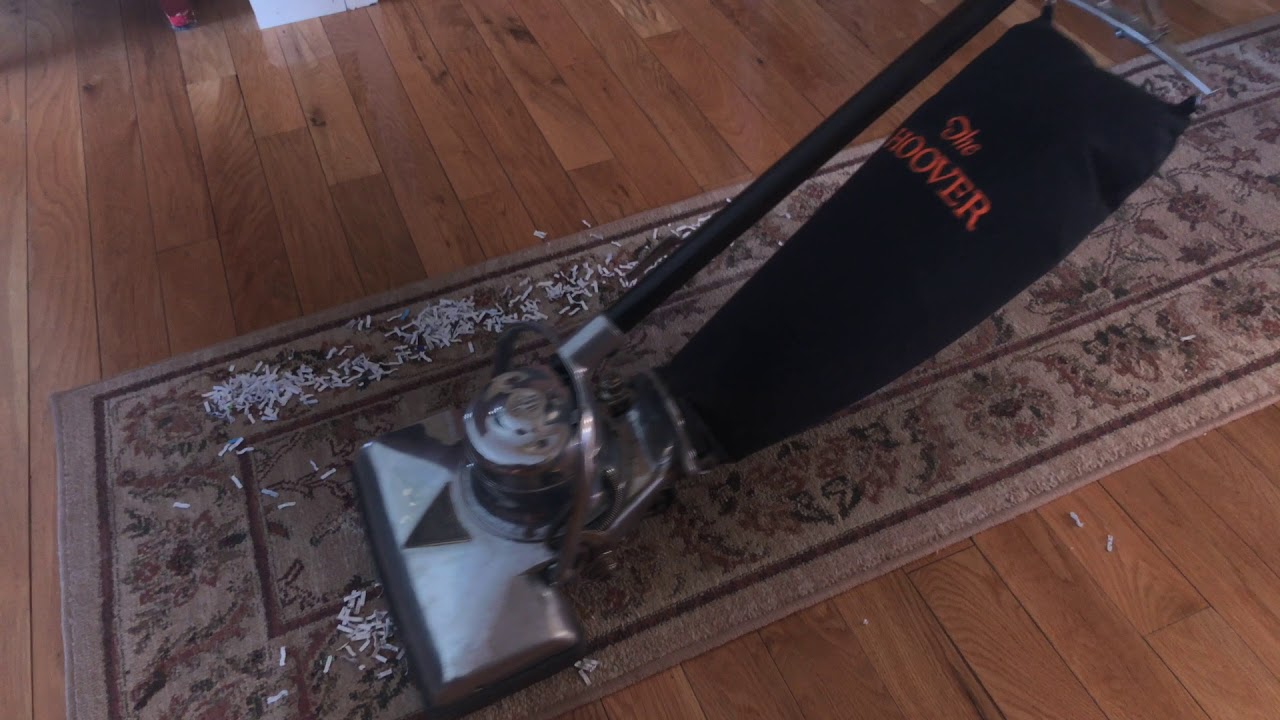 Demonstration of the Hoover model 700 (1926-1929)