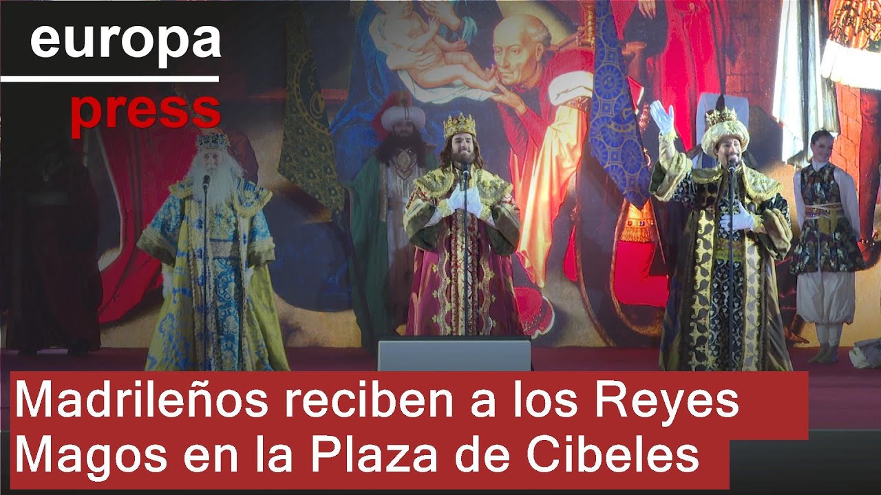 Madrileños reciben a los Reyes Magos en la Plaza de Cibeles