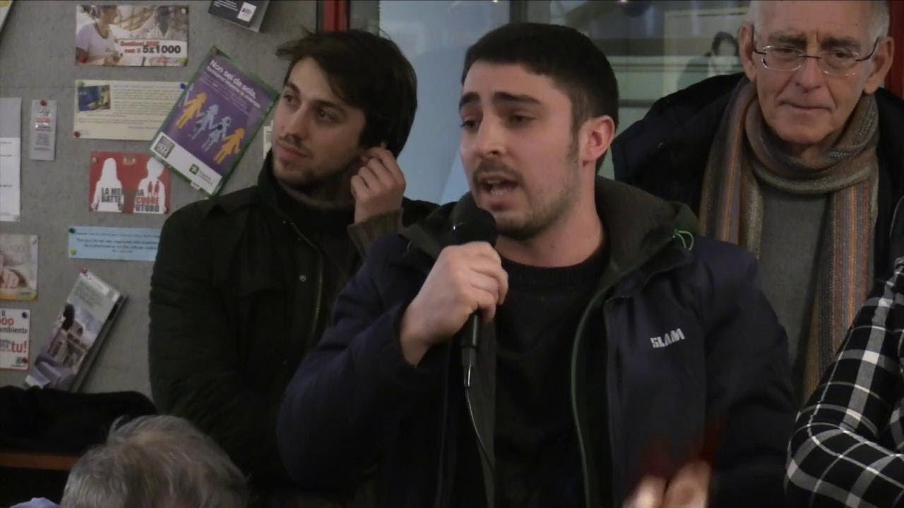 Milano, il giovane militante all'incontro Pd: 