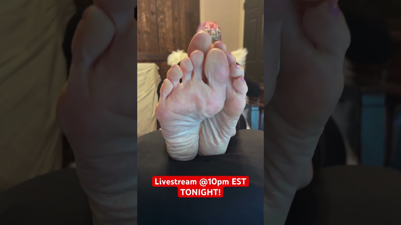 I&rsquo;m STREAMING LIVE TONIGHT       @10pm EST. #feet #footcare #soles #toes #scrunches #mom #foot