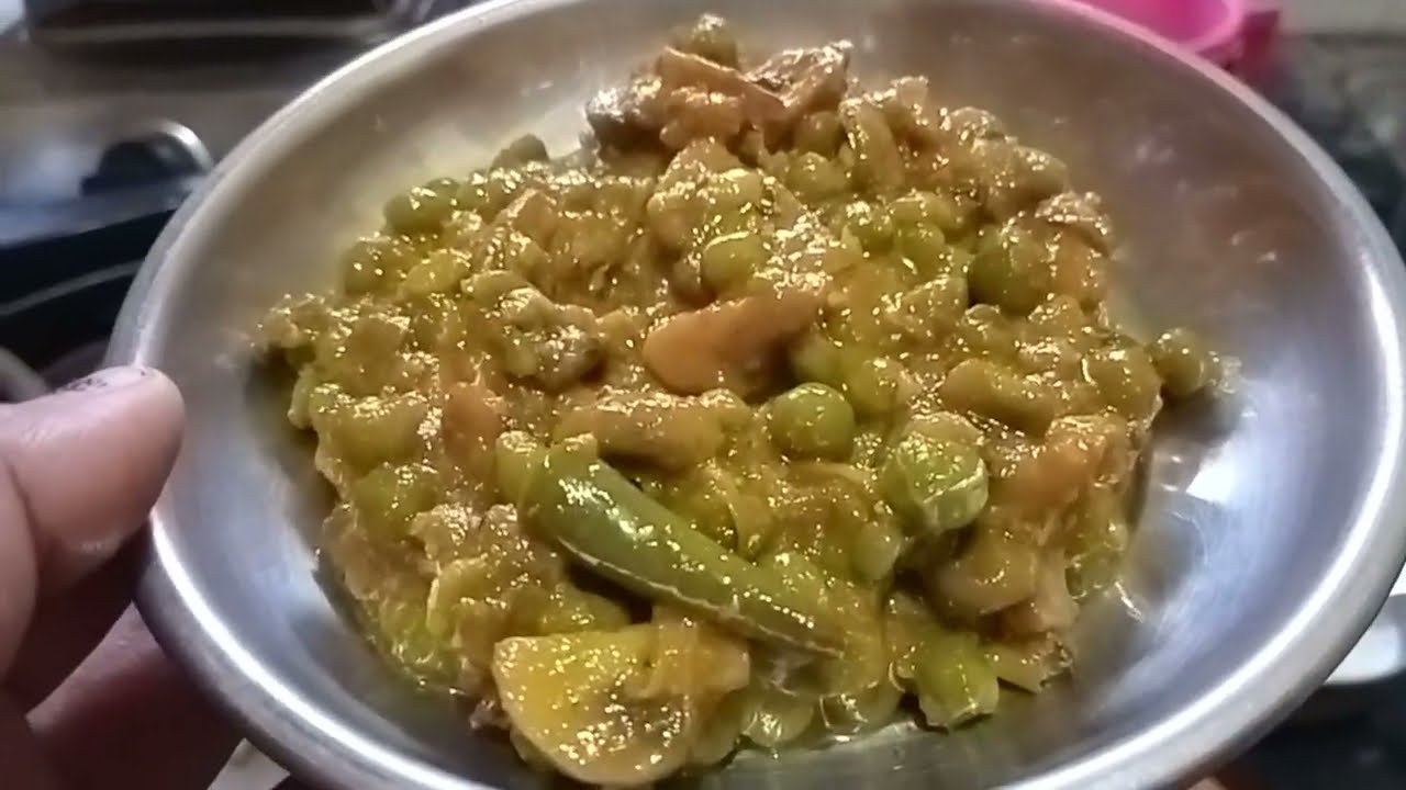 देहाती अंदाज़ में मशरूम और मटर की मसालेदार सब्ज़ी, जो स्वाद में गांव वाली रसोई का एहसास दिलाएगी।