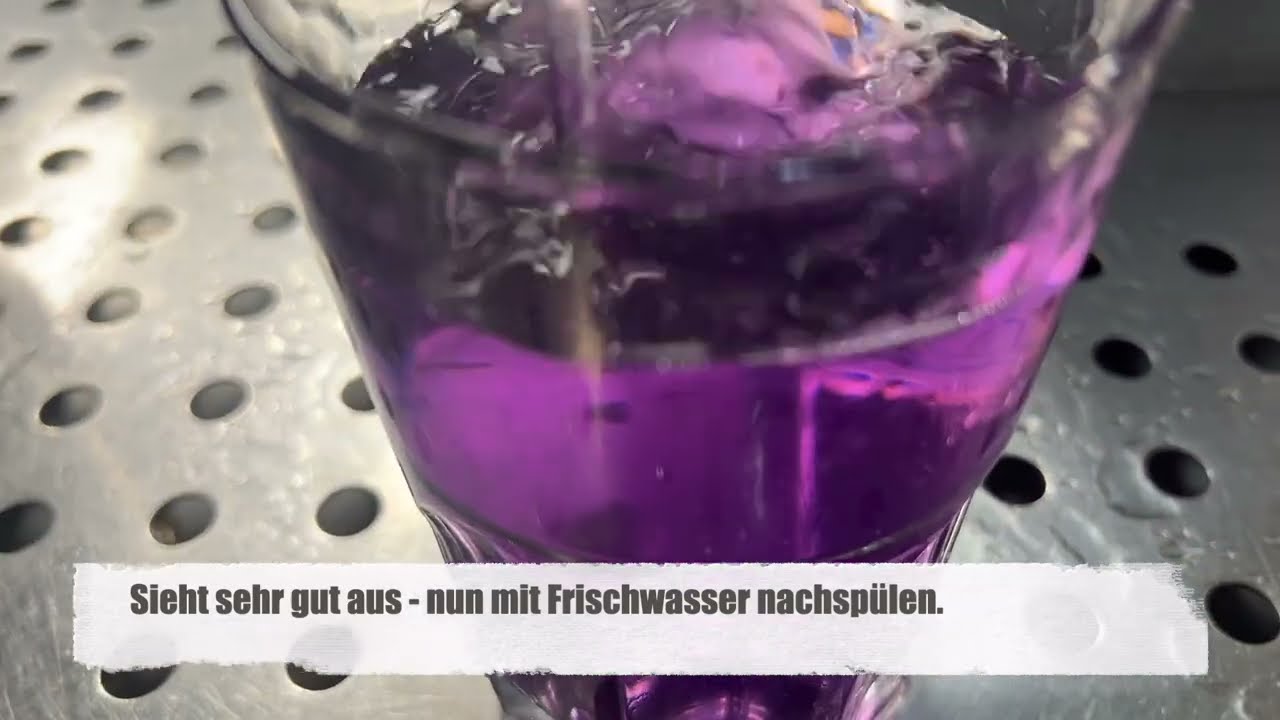 Chemische Standreinigung Bierleitung mit dem  8 L Reinigungsbehälter und Desana Max blau.