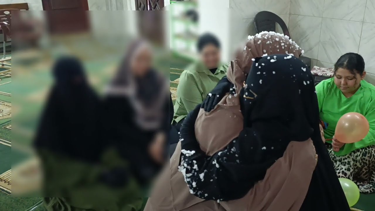 ليه كل الجوامع  كانت مقفولة وقت التتويج واتفتحت بس وقت ما البنوتة دي وصلت؟ 🥹👑