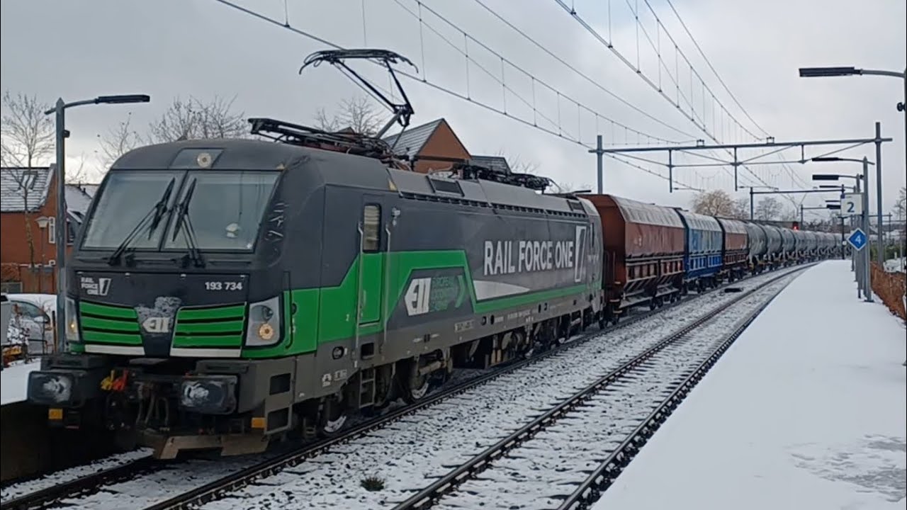 Goederentrein komt langs station Twello 