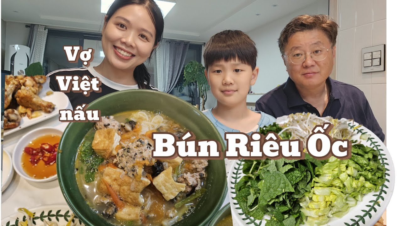 Vợ Việt nấu Bún riêu ốc cánh gà chiên nước mắm  cho hai cha con anh Hàn quốc