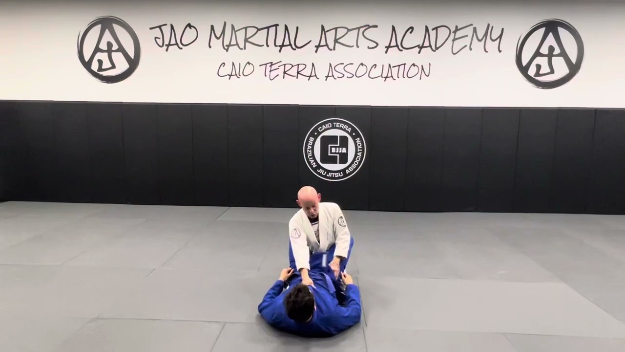 Opening the closed guard controlling the hips and lapel