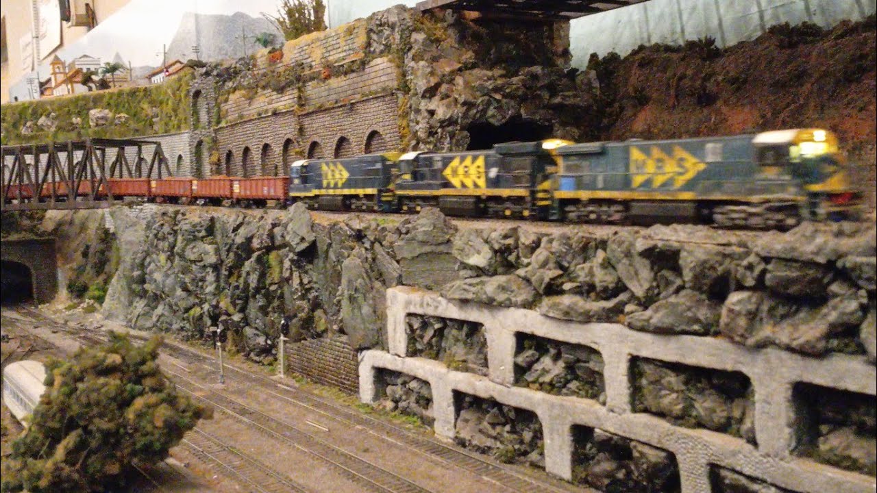 Trem da bauxita da MRS na AMFEC 