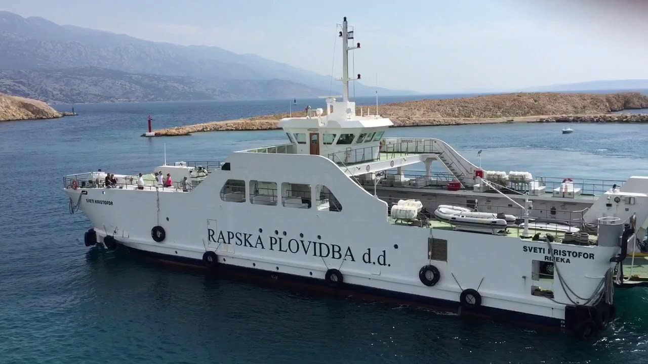Fähre legt auf der Insel Rab in Kroatien an