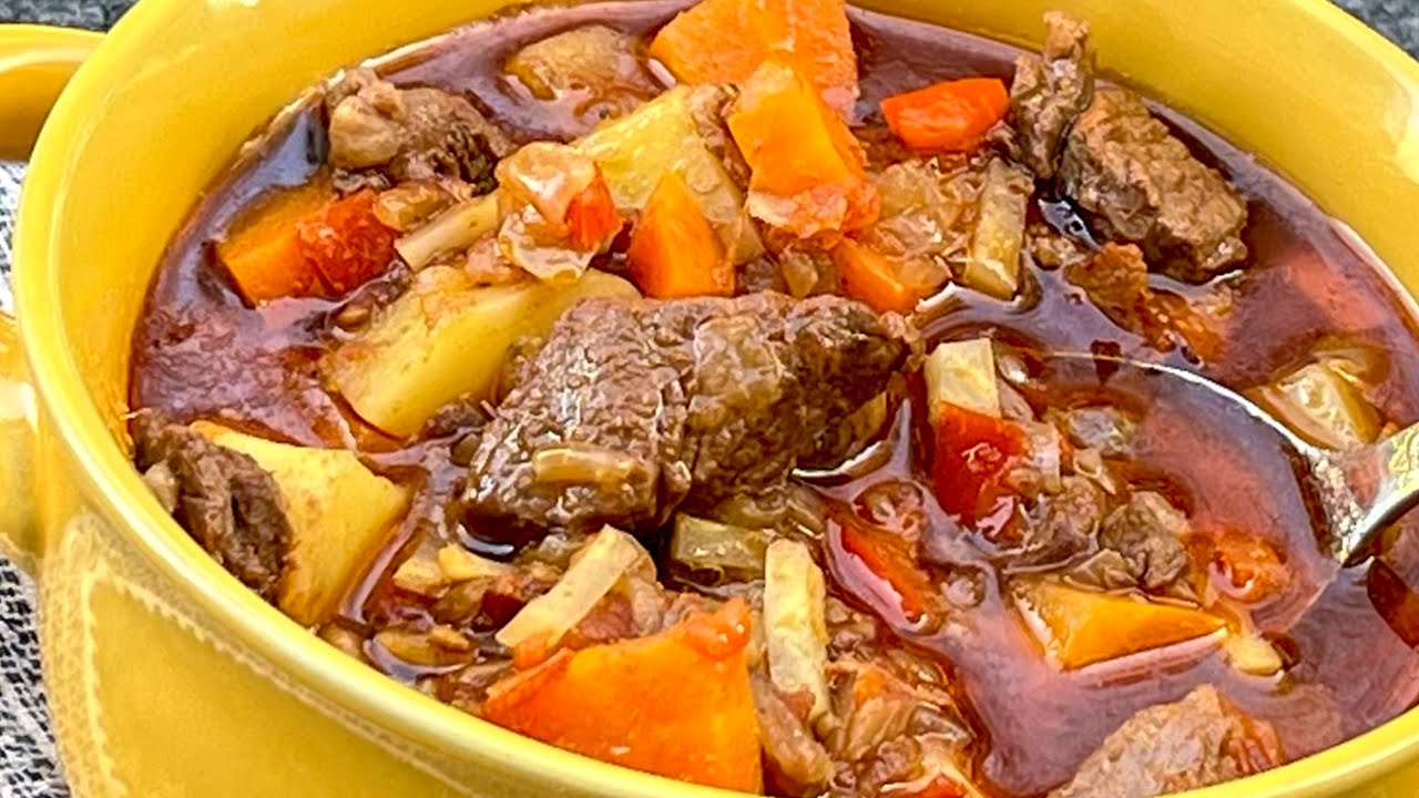 Складываю все в одну кастрюлю и вкусный ужин готов. Вкусный венгерский гуляш