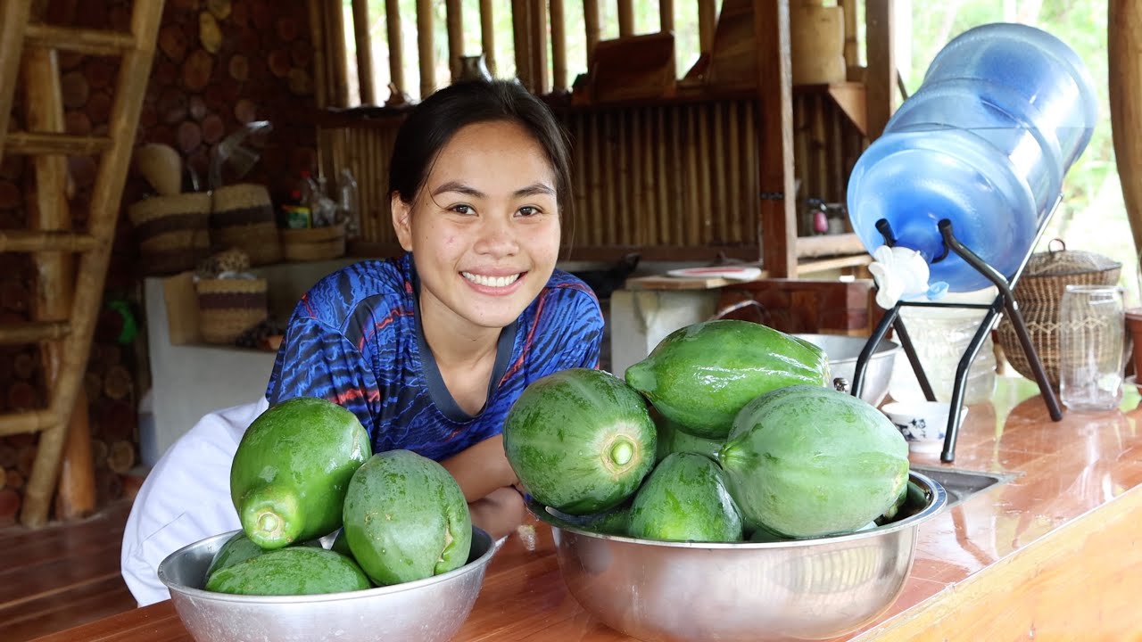 Harvesting papaya to make pickled 