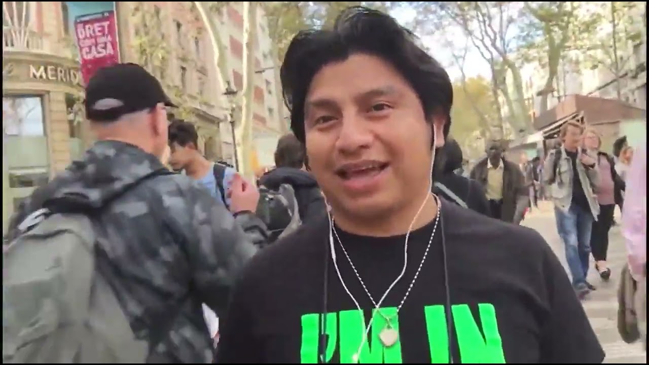 Hablando maya en la Rambla de Barcelona España.