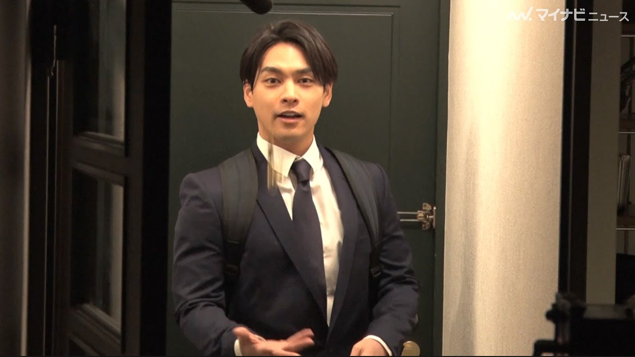柳楽優弥、アドリブで鍵を投げキャッチ！スタッフ歓声「かっこいい!」　黒木華の絶妙な表情にも注目　金麦新CM「帰りの電車」篇「帰りのバス」篇＆メイキング