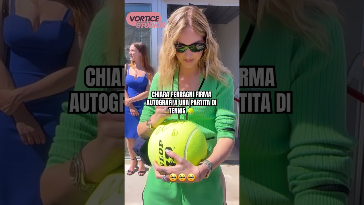Chiara Ferragni firma autografi a una partita di tennis