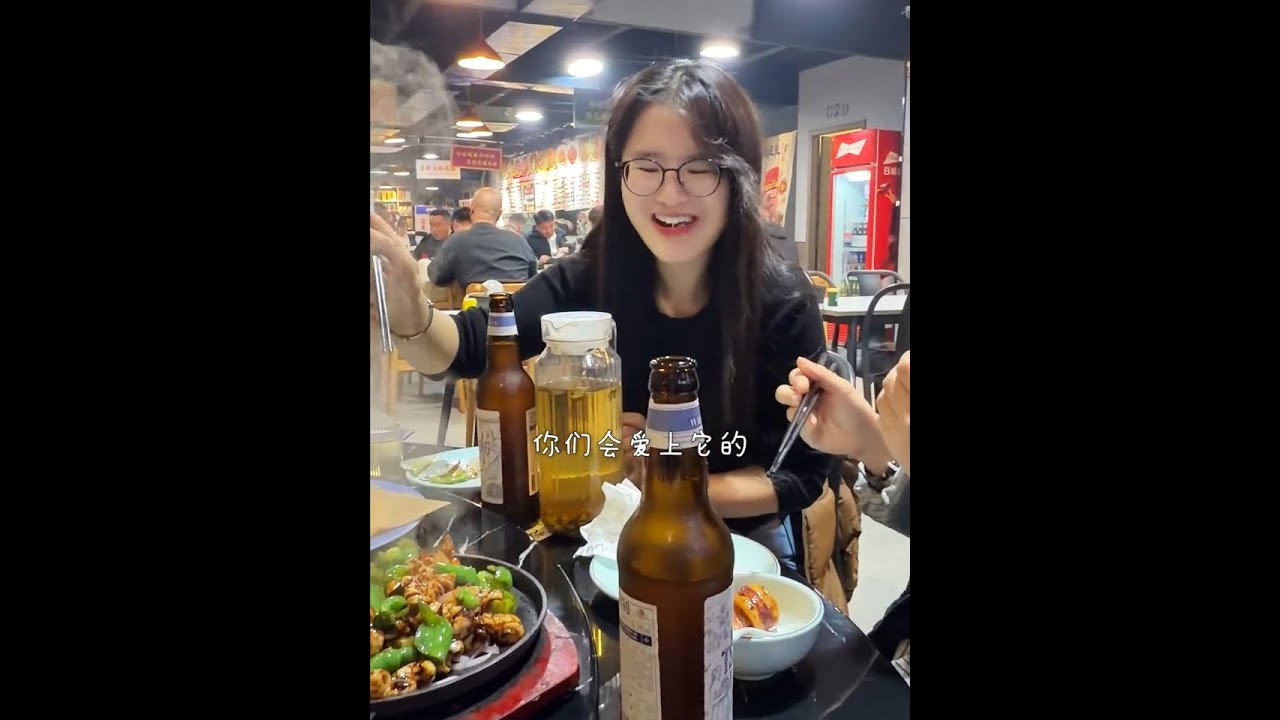 今天带同事们吃大排档！ 上次和儿子吃的鱼生，把小同事们馋坏了~今天下班直接组团打卡！年轻人的快乐就是这么简单，看着孩子们热热闹闹的样子，突然觉得被惦记的美食，才更有滋味呀～#00后 #vlog日常 #