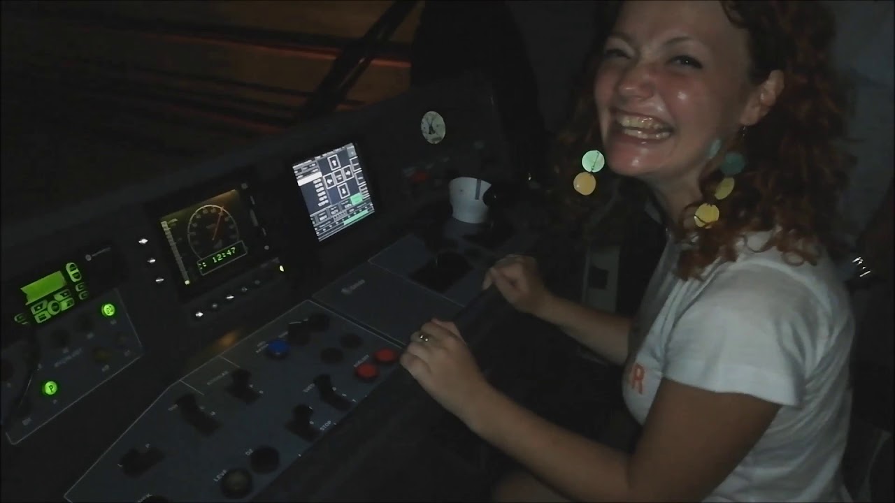 Dvě dívky si v Praze stoply a řídily metro