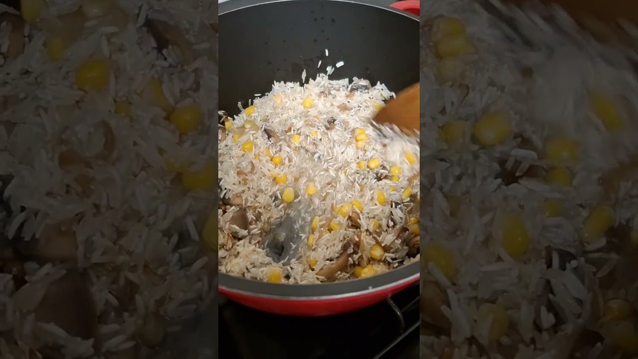 Рисовая каша с грибами и кукурузой: вкусно и полезно.
