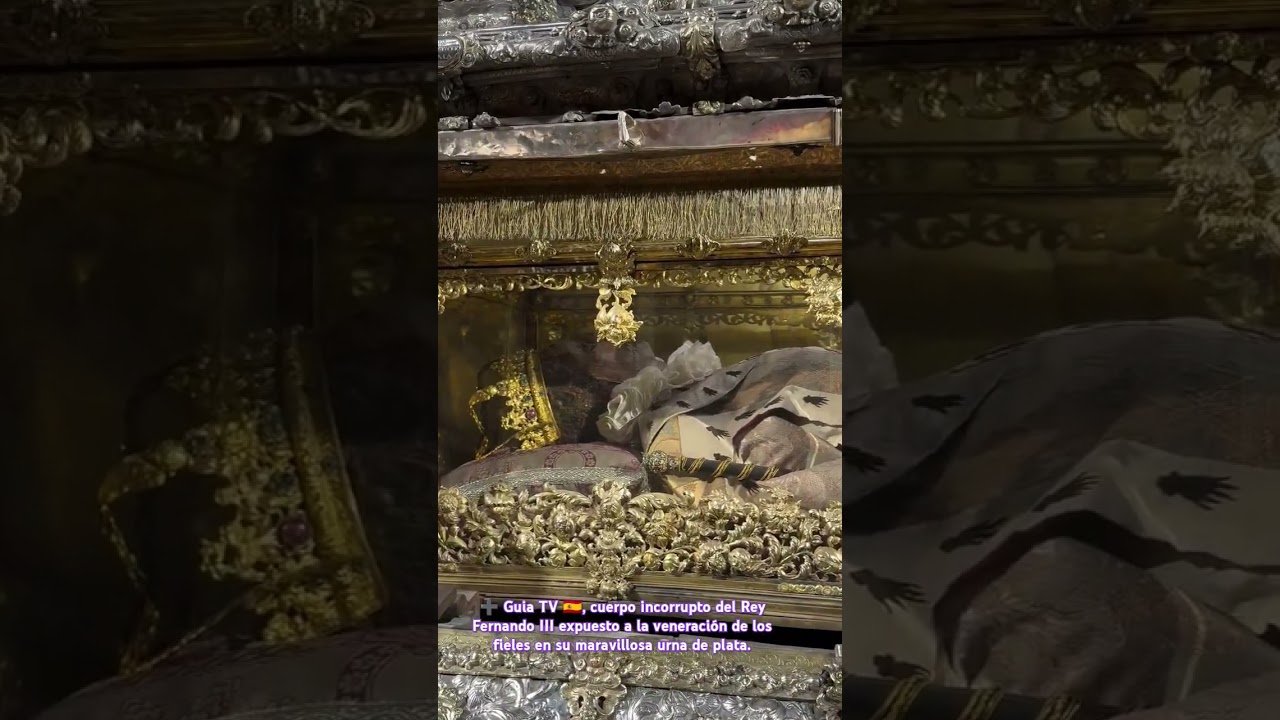 ➕cuerpo incorrupto del Rey Fernando III la veneraci&oacute;n de los fieles en su maravillosa urna de plata.