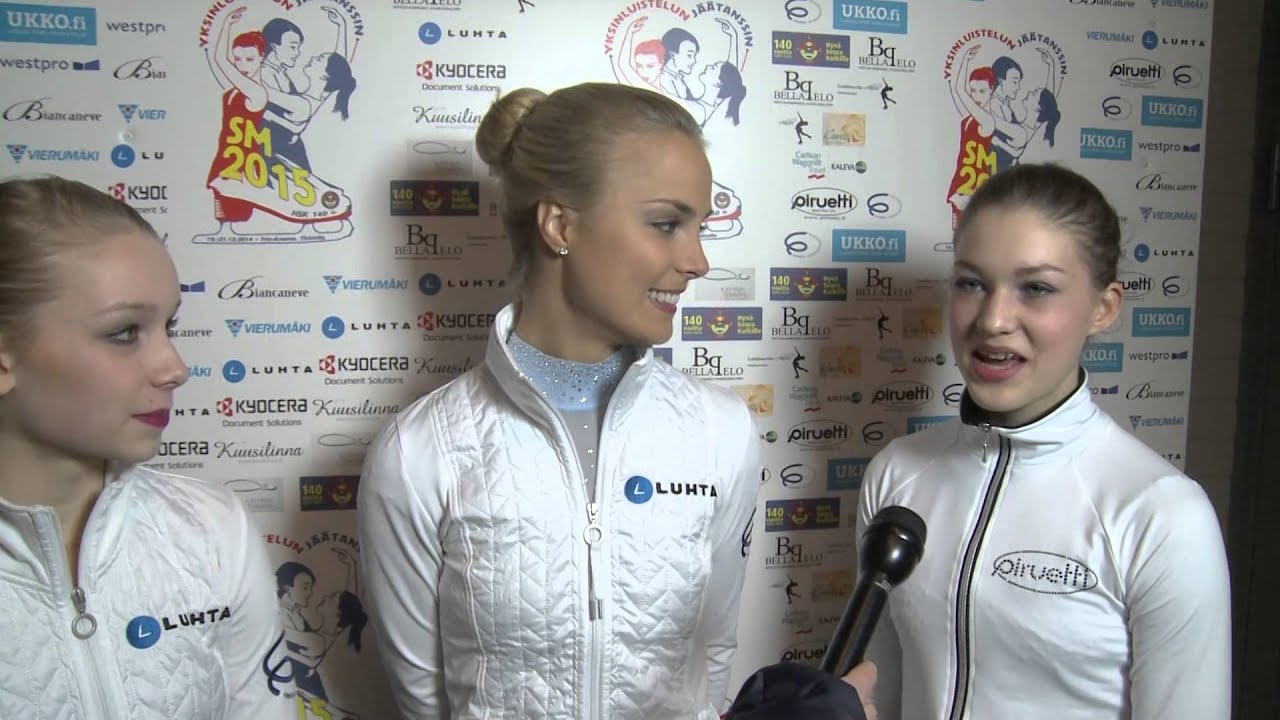 Kiira Korpi, Jenni Saarinen ja Viveca Lindfors SM-taitoluistelun mitalihaastattelussa