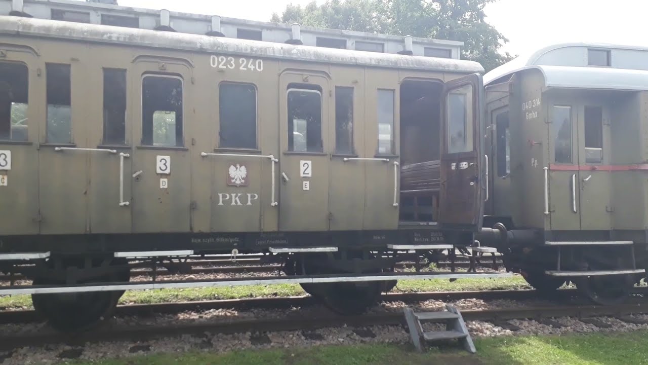 Zwiedzanie starych wagonów pasażerskich w muzeum kolejnictwa w Chabówce