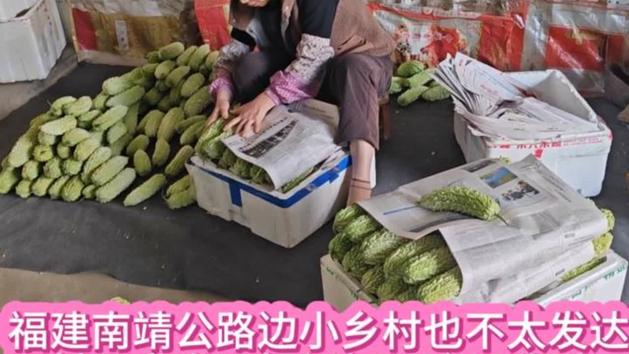 福建南靖公路边小乡村也不太发达，村民家发现报纸新用途很欣慰！