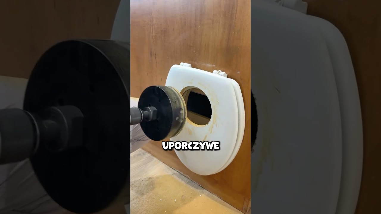 Przyni&oacute;sł deskę od toalety&hellip; a potem zaskoczył wszystkich 😱
