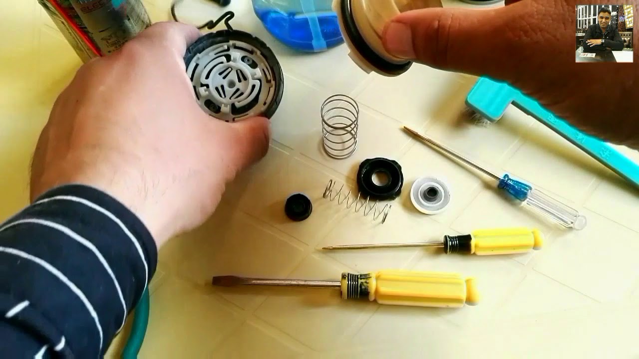 طريقة فتح وتنظيف غطاء بنزين الوقود لسيارات تويوتا كورولا How to open and clean the gasoline cover