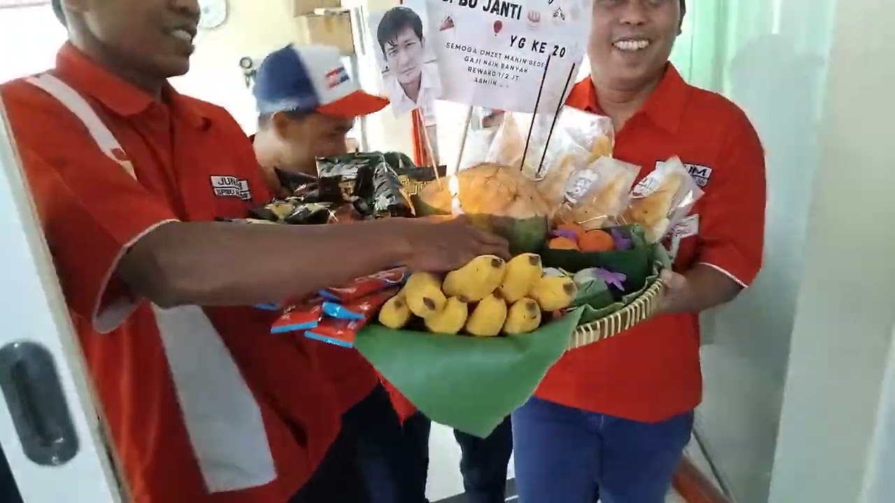 Saat inilah operator menyerahkan tumpeng