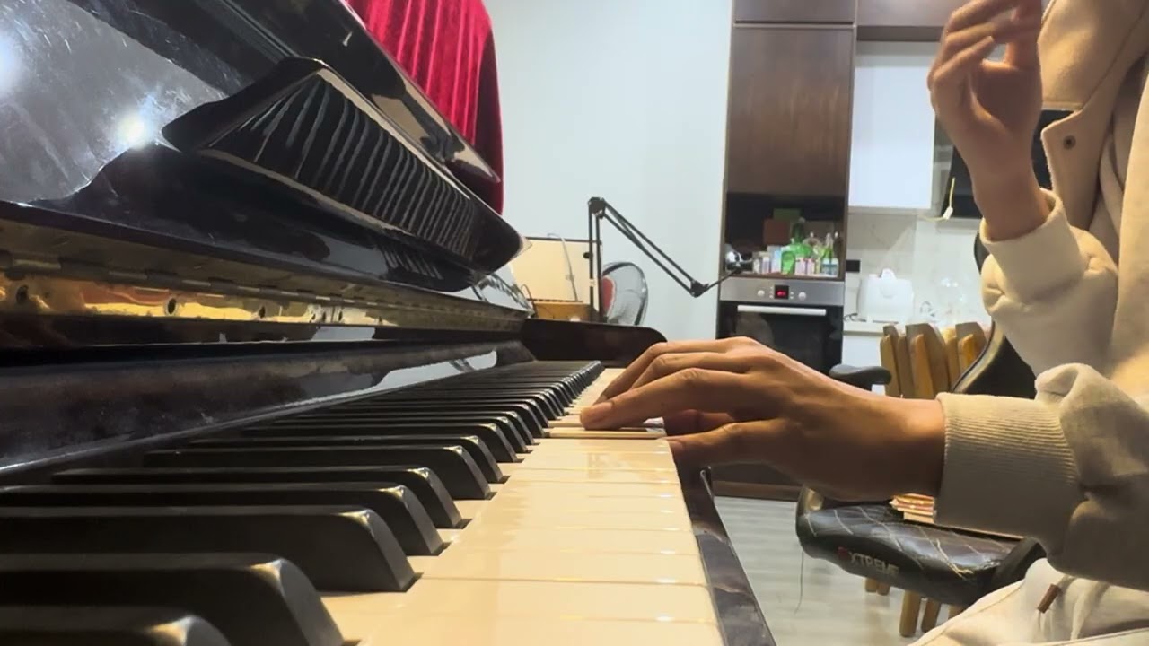 Ăn Trứng Luộc Xong Ngồi Đánh Piano  Một Chiếc Video Vừa Lạ Vừa Cuốn