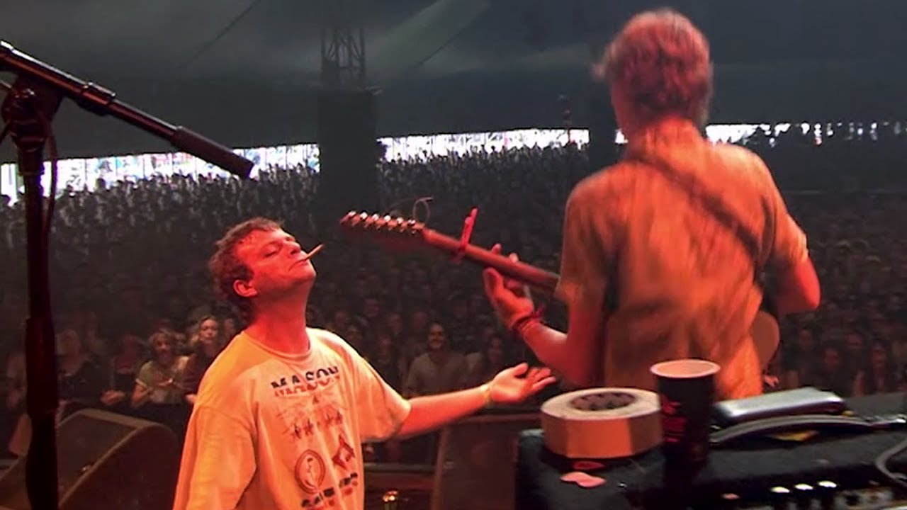 Mac DeMarco lets fan Thijs play guitar on 'Freaking Out The Neighbourhood' at Lowlands 2017