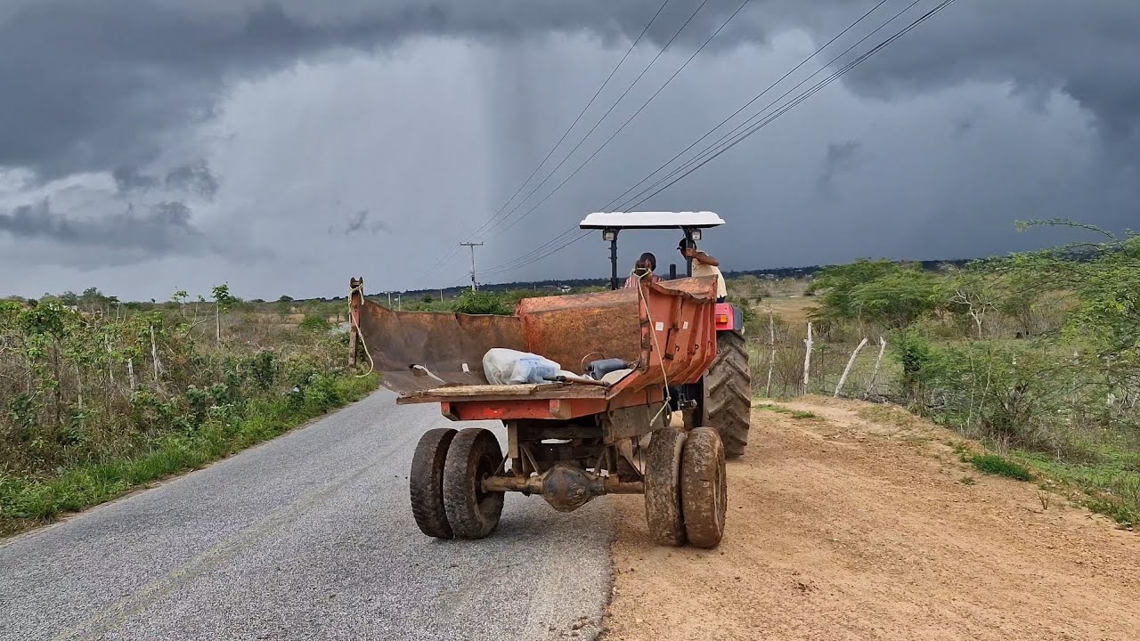 Os tratoristas saíram às pressas da roça para não se atolar quando viu a chuva chegando 