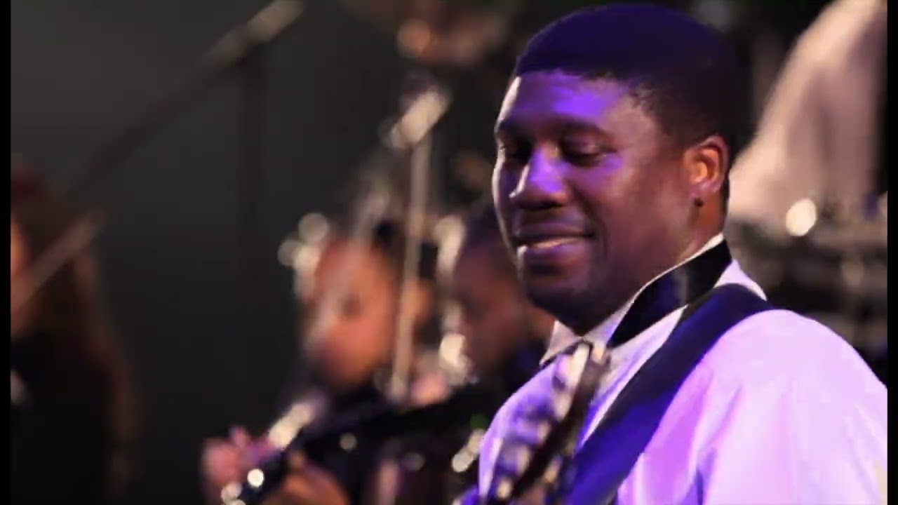 Zakes Bantwini - Clap Your Hands (Live In Soweto/2012)