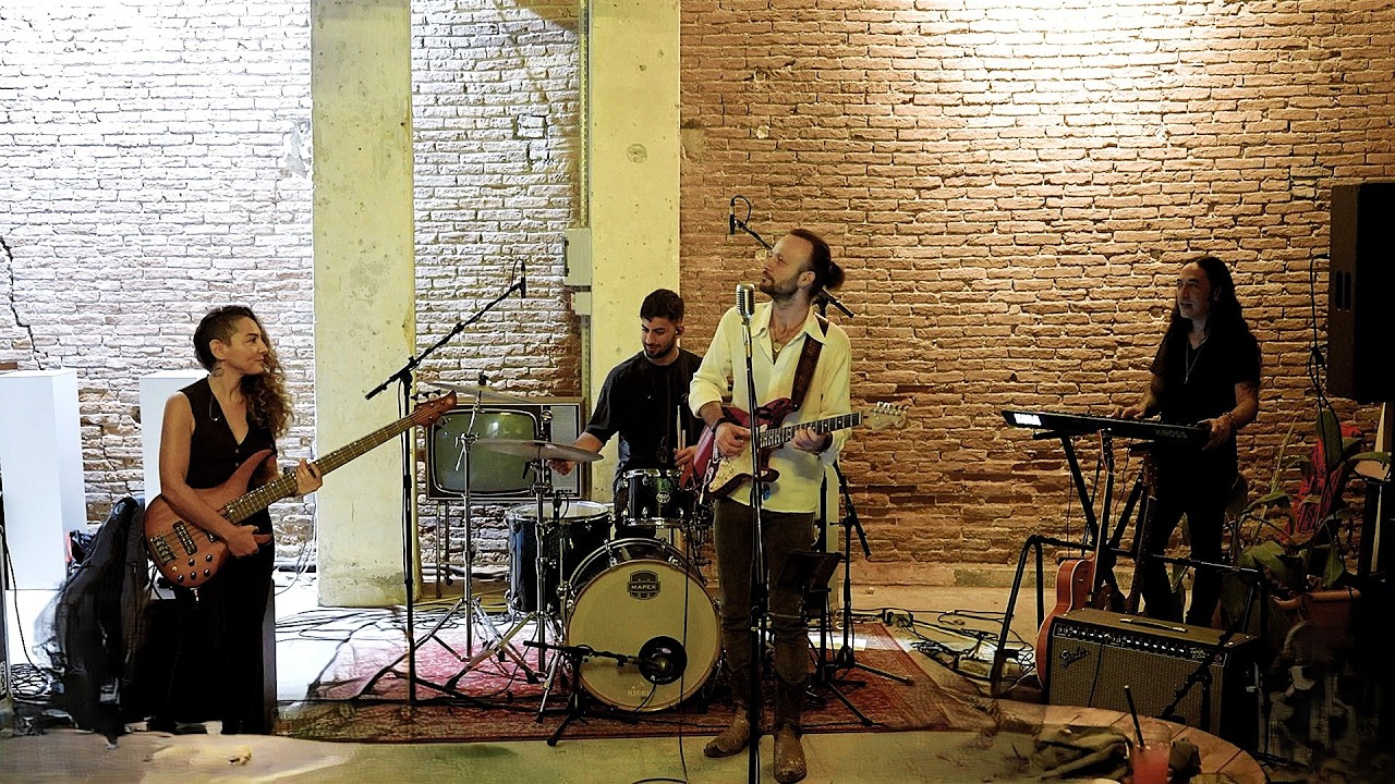 Live Blues and a bit of Rock n' Roll