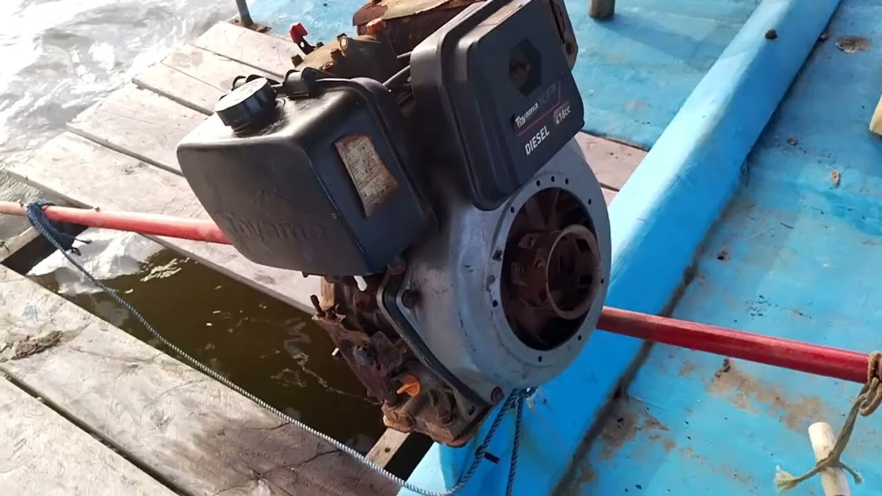 Catamarã com motor rabeta a díesel