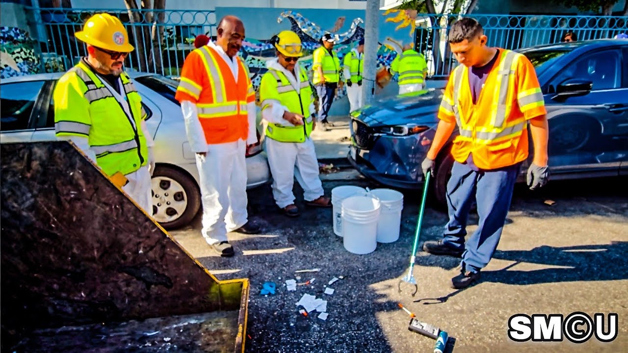 𝗛𝗔𝗭𝗠𝗔𝗧 𝗜𝗡 𝗩𝗘𝗡𝗜𝗖𝗘: Crews Remove Syringes and Toxic Debris During Homeless Encampment Cleanup