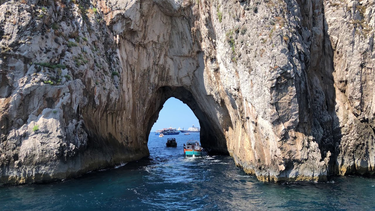 i faraglioni di capri giro in barca passaggio dentro i faraglioni
