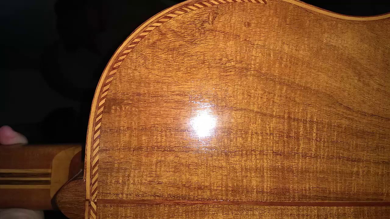 guitarra poniendo cenefas y filetes luthier