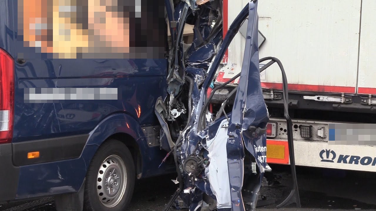 A30 bei Ibbenbüren - Kleintransporter kracht in LKW - 2 Verletzte