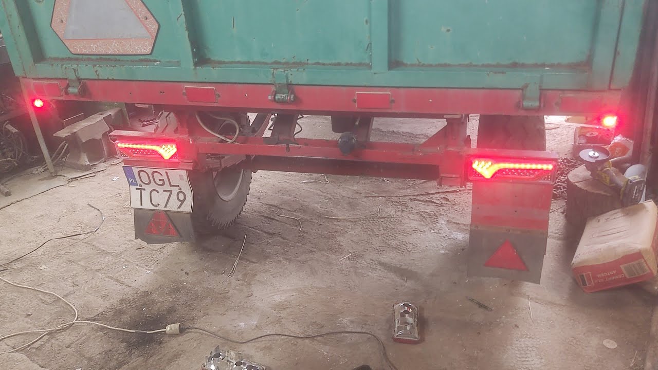 Wymiana lamp w Przyczepie D-35, Budowa  i Obróbki Komina, Ciągle Padający deszcz