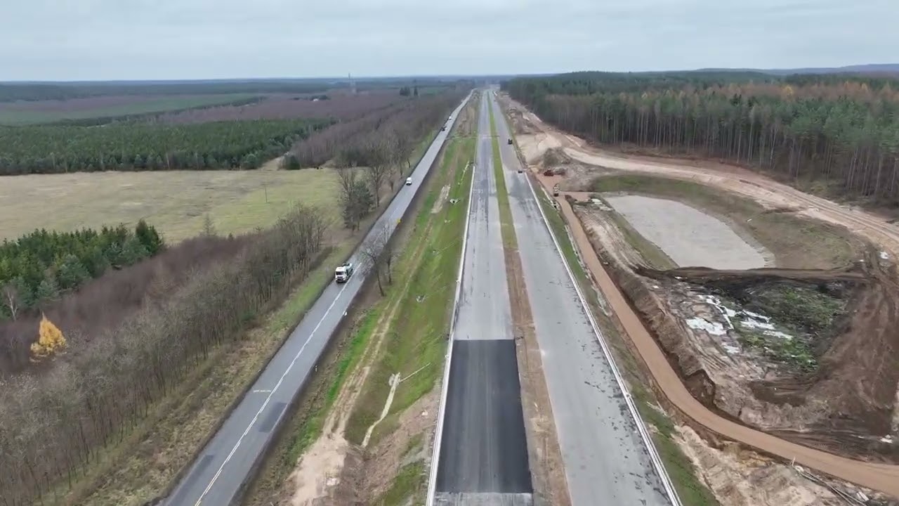 Film z powietrza. Budowa drogi ekspresowej S11 Bobolice – Szczecinek. Postęp prac, listopad 2025.