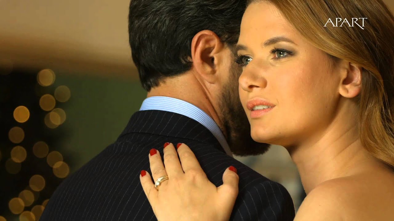 Tylko u nas! Karolina Malinowska i Olivier Janiak z dziećmi w świątecznym spocie Apart
