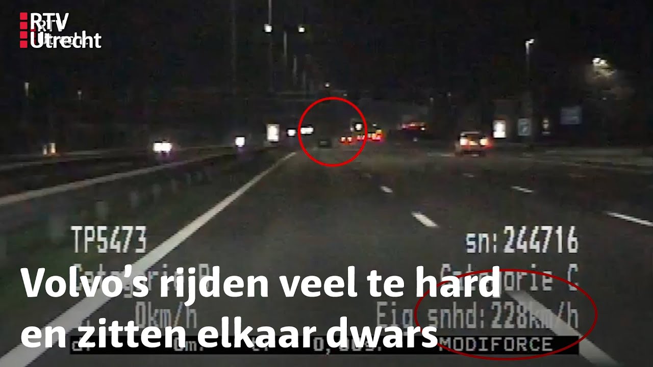 Verkeerspolitie: spelen de bestuurders van deze Volvo's een spelletje of hebben ze ruzie?