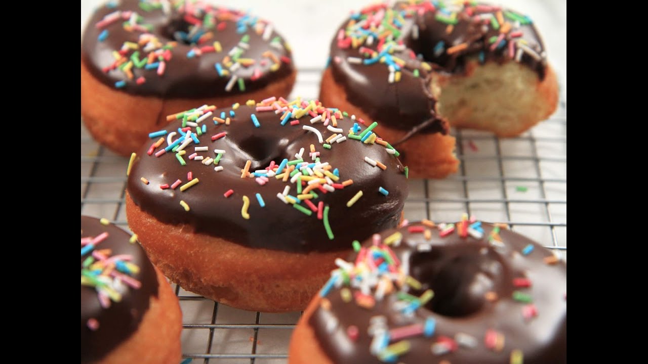Roy Fares doughnuts med chokladglasyr - Köket